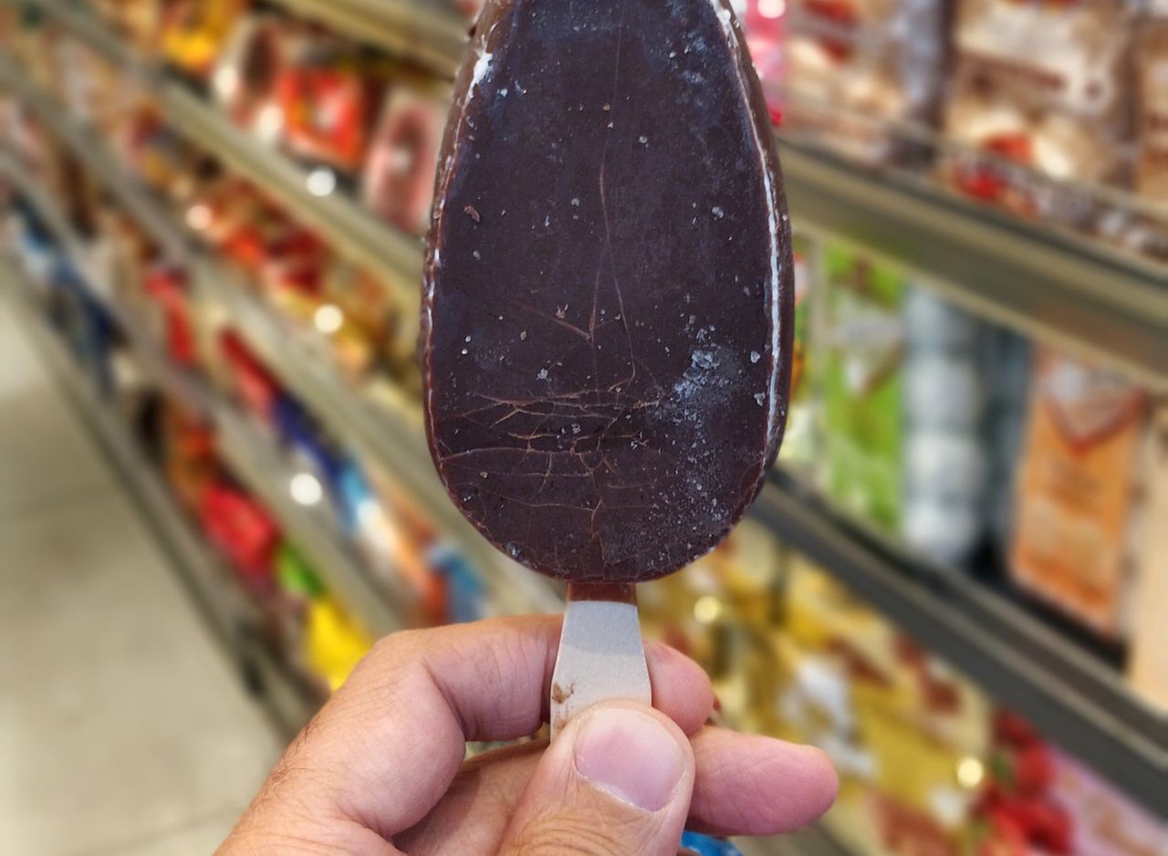 Jedzenie lodów w upalne dni może skończyć się anginą. Jakich błędów unikać, by sobie nie zaszkodzić?