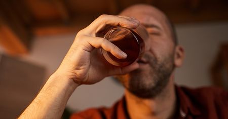 Znak, że przesadzasz z alkoholem. To ostatnie ostrzeżenie