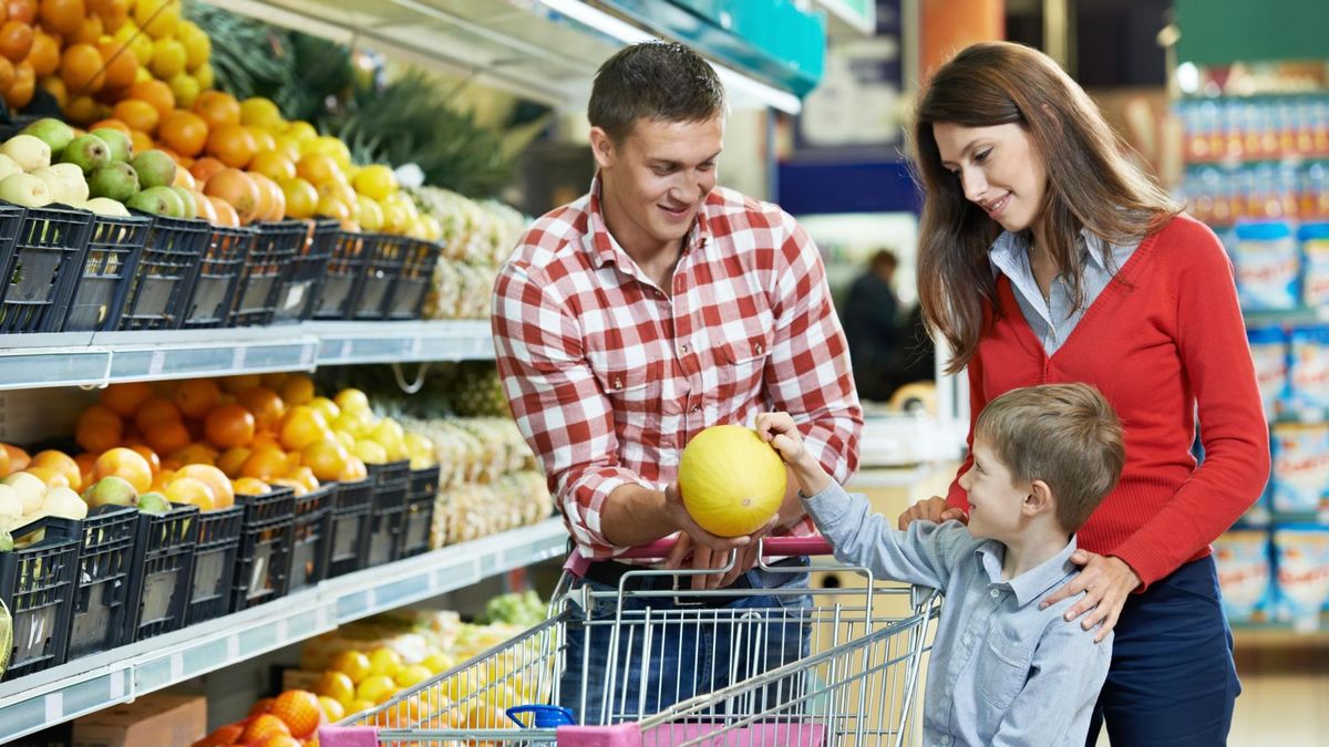 Zakupy z dzieckiem w supermarkecie