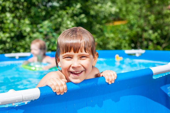 Basen ogrodowy na lato – idealny pomysł na zabawę z dziećmi
