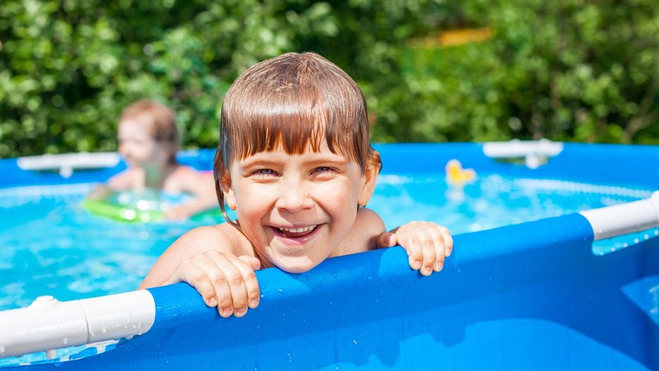 Basen ogrodowy na lato – idealny pomysł na zabawę z dziećmi