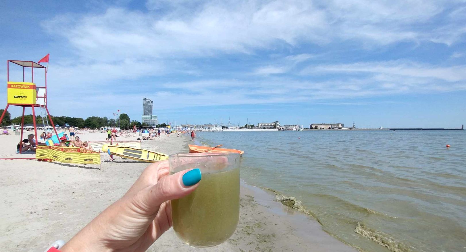 Woda skażona sinicami pobrana w poniedziałek w kąpielisku Gdynia - Śródmieście