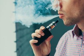 Aromatyzowane e-papierosy mogą zachęcać nastolatki do palenia