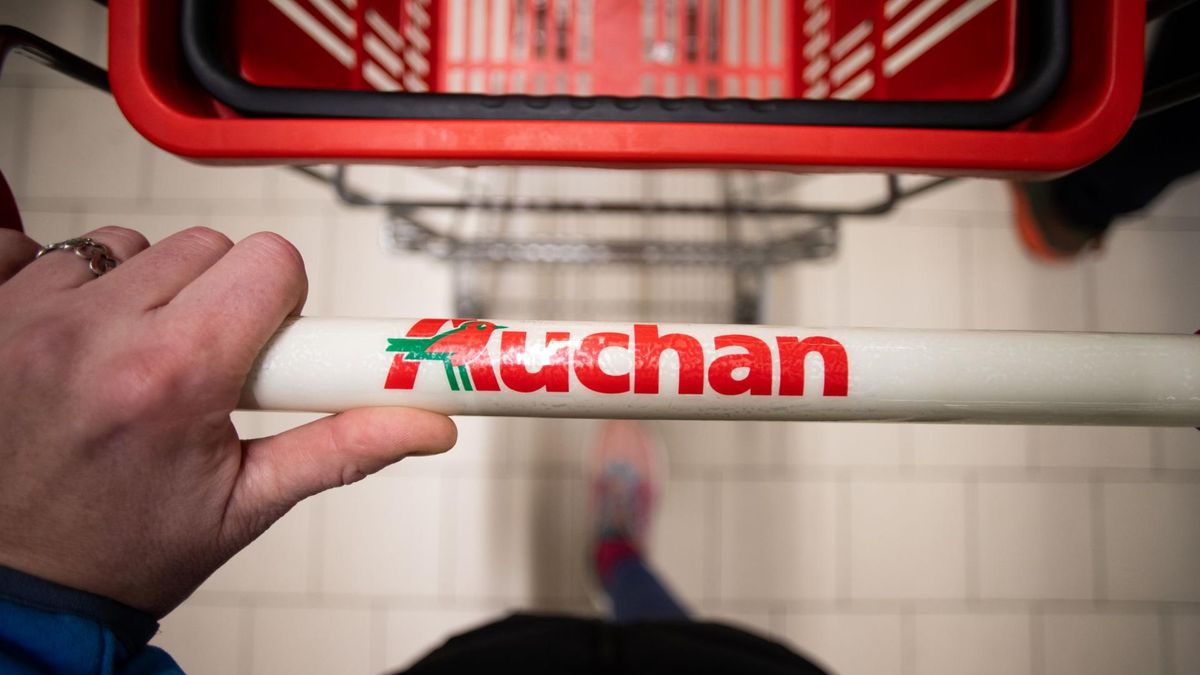 Auchan wydał komunikaty o wycofaniu mandarynek oraz goździków
