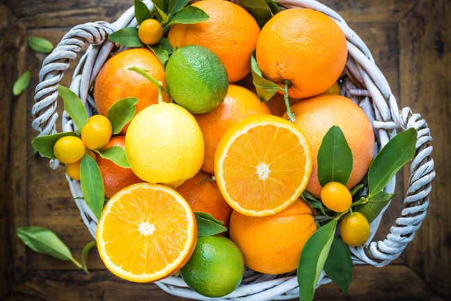 Aby usunąć szkodliwe chemikalia z cytrusów, rekomendowane jest polewanie ich wrzątkiem