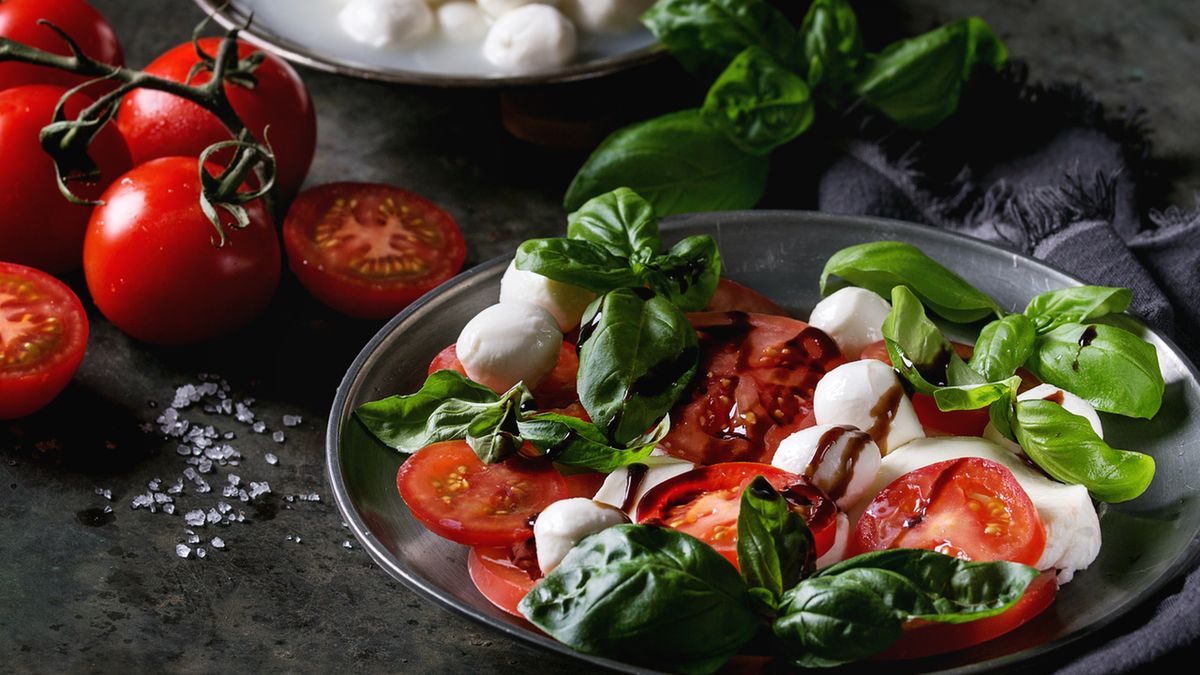 Sałatka z mozzarellą to błyskawiczna propozycja na lunch.