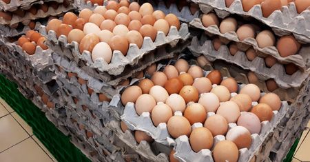 Zrób to przed gotowaniem jajek. Unikniesz pękających skorupek