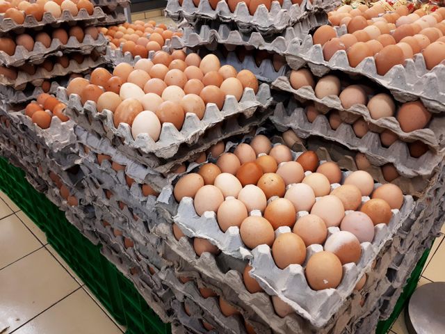 Sprytny trik. W ten sposób skorupki jajek nie będą pękać