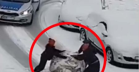 Dzieci chciały przepchnąć kulę śnieżną. Policjanci opublikowali filmik