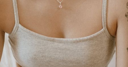 Ból piersi po bokach – najczęstsze przyczyny. Co powinno niepokoić?
