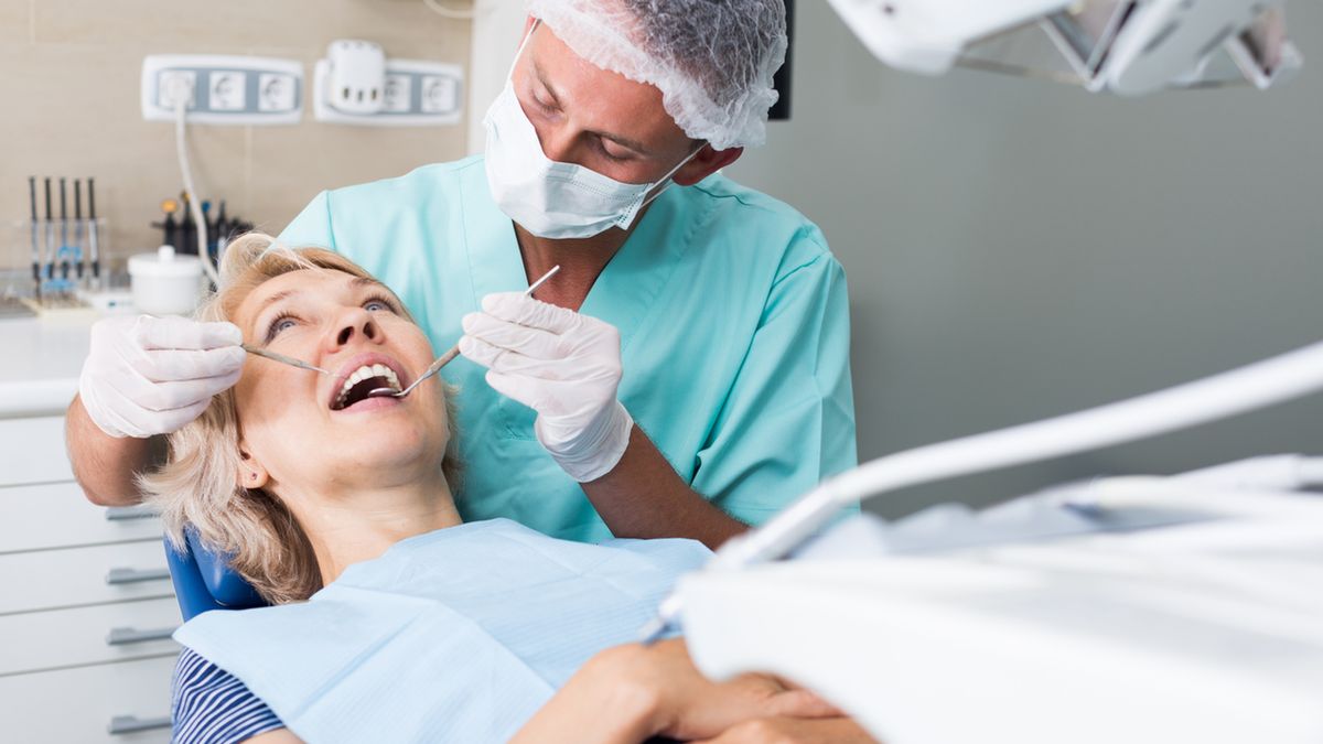 Ukruszenie zęba może być spowodowane martwicą zębów.