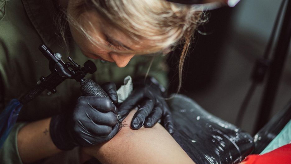 Babcia wytatuowała imię swojego nowo narodzonego wnuka