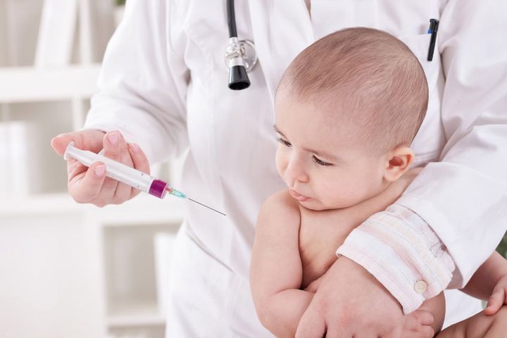 Coraz więcej rodziców w Polsce rezygnuje ze szczepień.