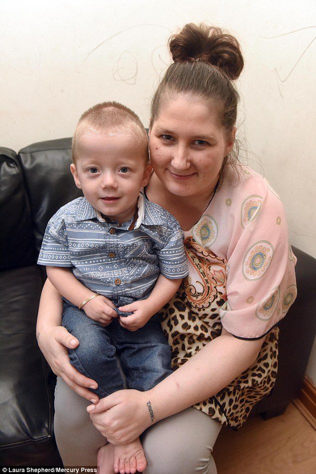 Harry po operacjach z mamą/ DailyMail