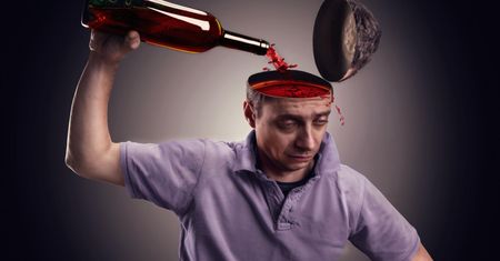 Nie rób tego, gdy pijesz alkohol. Te czynności nie idą w parze z procentami