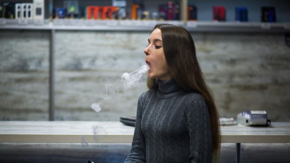 Coraz więcej nieletnich sięga po e-papierosy