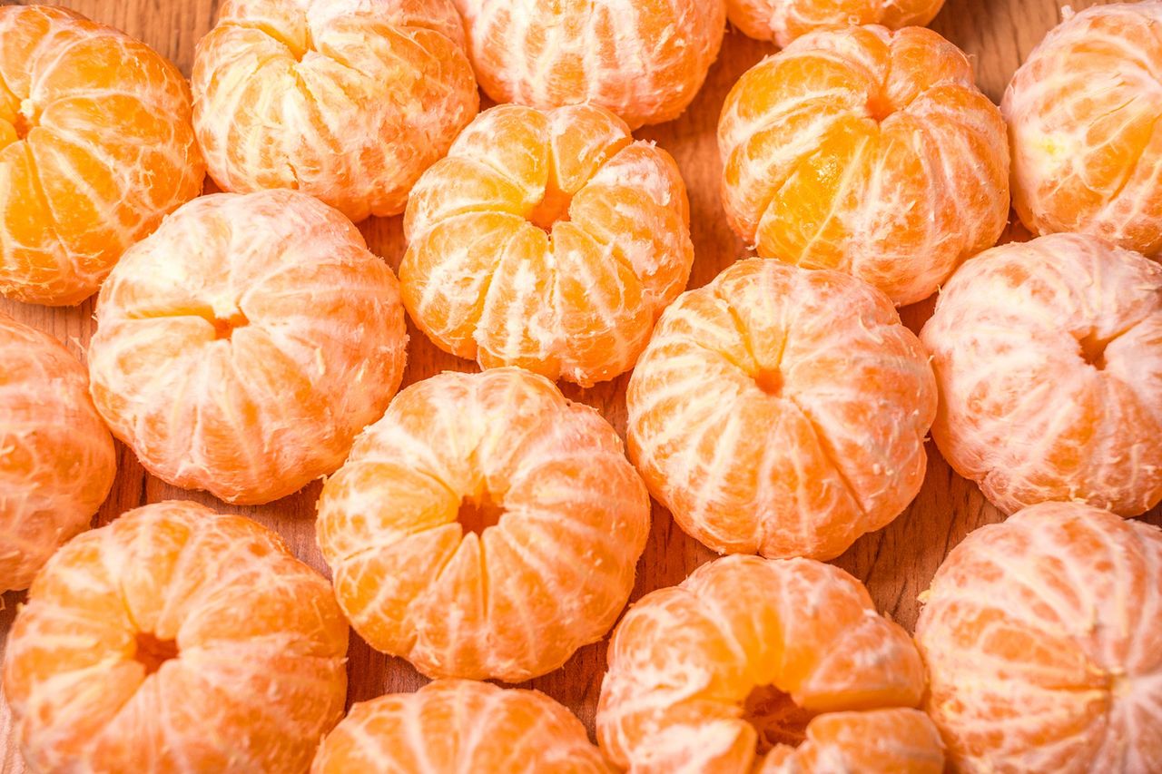 Większość z nas tak robi. Fatalny błąd podczas jedzenia mandarynek