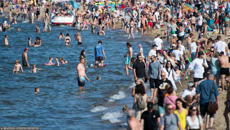 Zagubiona dziewczynka na plaży