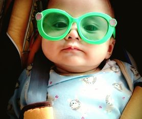 Okulary przeciwsłoneczne dla dzieci i dorosłych. Nie kupuj ich na bazarze