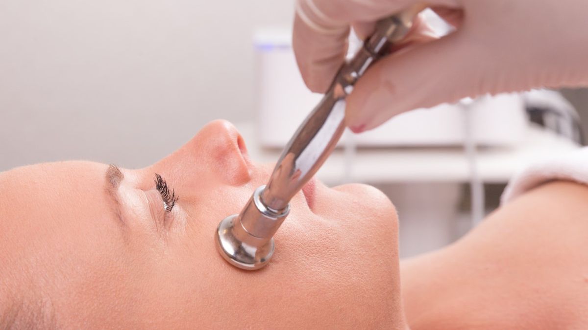 Mikrodermabrazja to zabieg kosmetyczny pozwalający na złuszczenie zrogowaciałego naskórka.