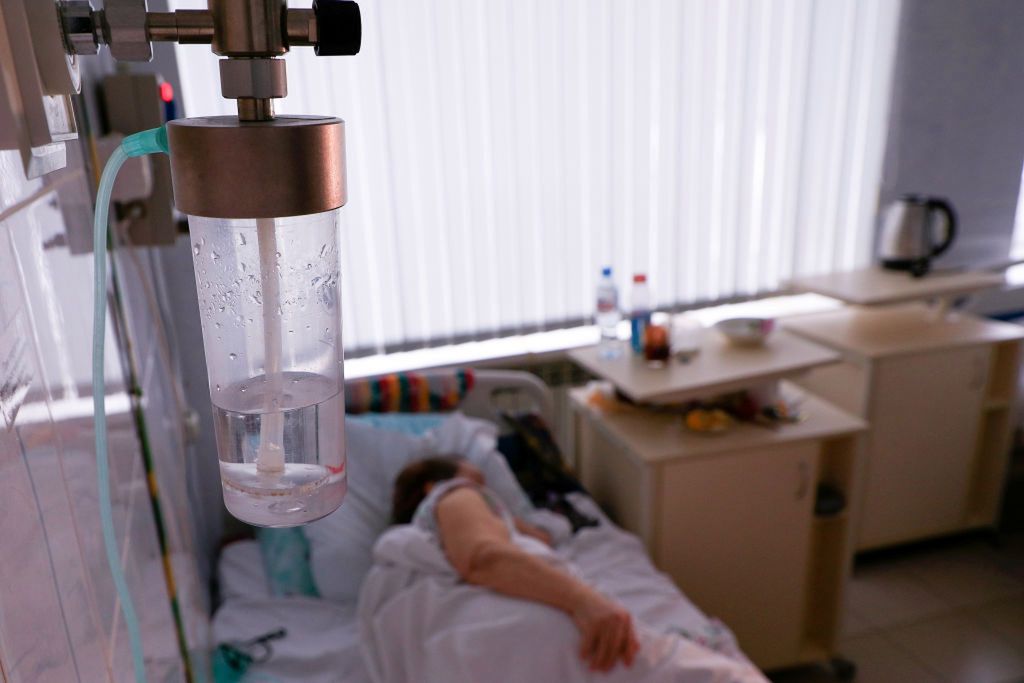 Omikron częściej niż wcześniej warianty prowadzi do reinfekcji