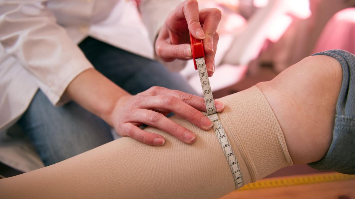 Pończochy uciskowe stosuje się zarówno w profilaktyce, jak i leczeniu przewlekłej niewydolności żylnej, której najczęstszą postacią kliniczną są żylaki kończyn dolnych.