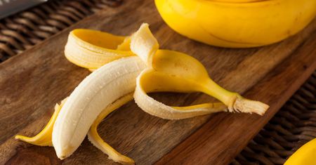 Śniadanie idealne. Szklanka ciepłej wody i banan