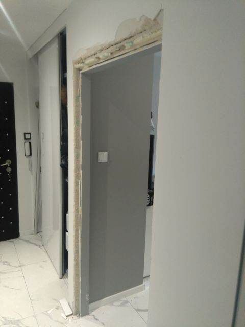 Drzwi w mieszkaniu rodziny 