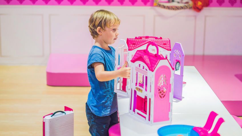 Chłopcy też lubią bawić się lalkami