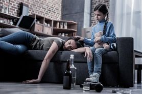 Dzieci pod opieką pijanych rodziców. Co się z nimi dzieje?