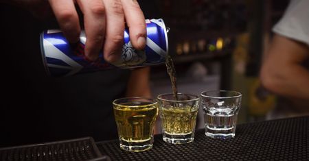 Alkohol i napój energetyzujący. Takie połączenie może być śmiertelne