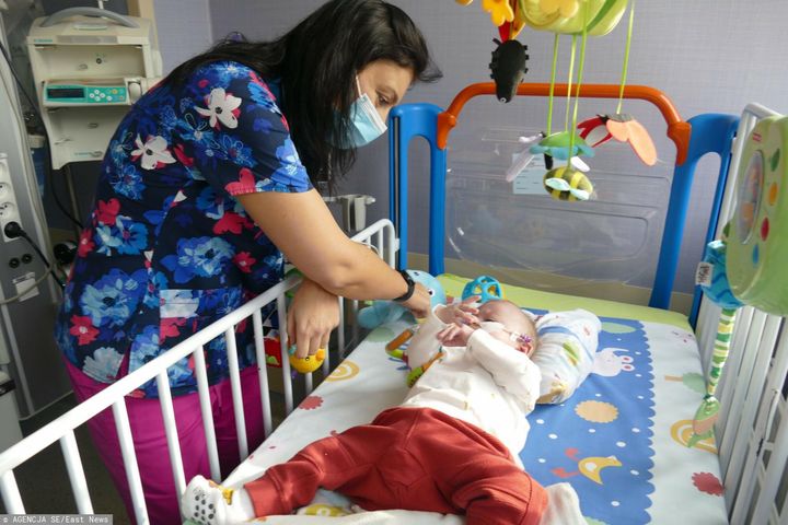 Wrocław: Co czwarty pacjent z COVID-19 w szpitalu to dziecko. Na jakie objawy zwracać uwagę?