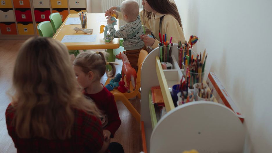 Rodzice ślęczą nad zadaniami domowymi swoich pociech