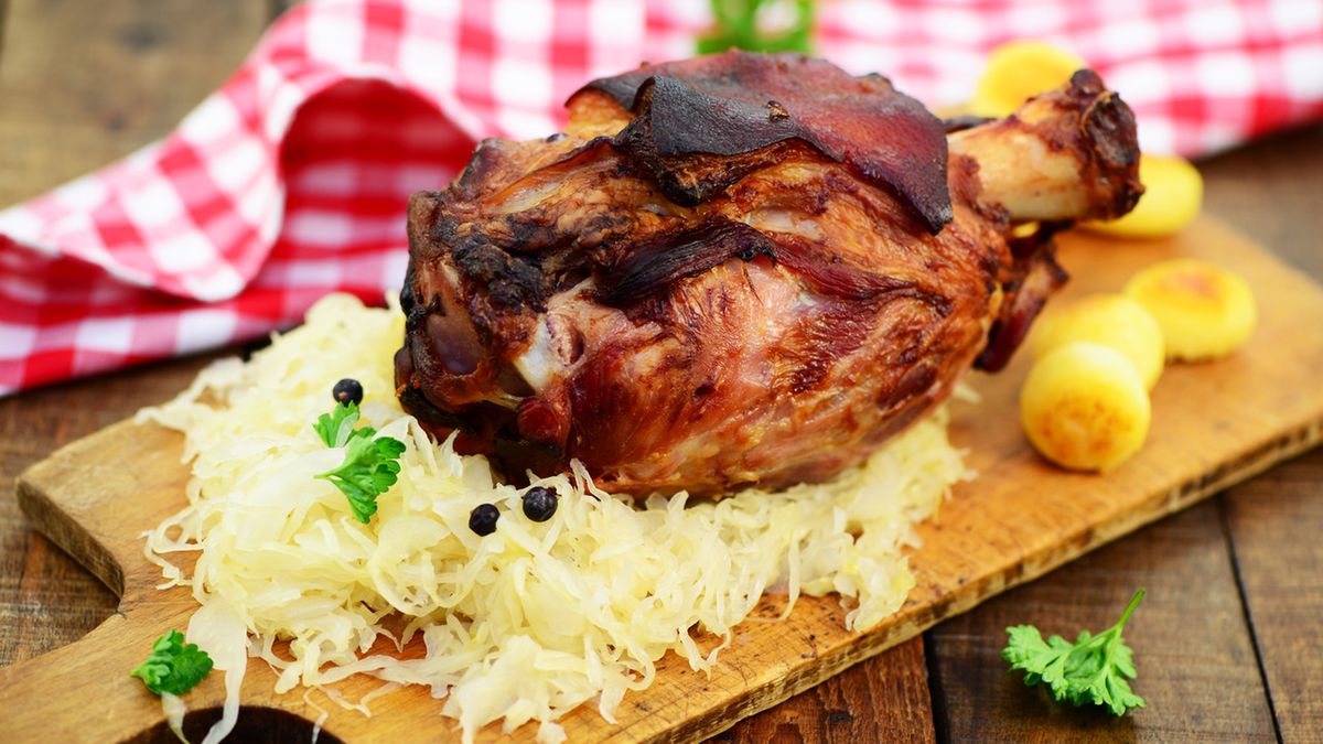 Golonka najczęściej podawana jest z kapustą zasmażaną.