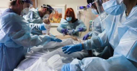 COVID-19 atakuje trzustkę, uszkadzając komórki produkujące insulinę. Nowe badania