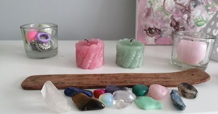 "Witchcraft" na TikToku. Wśród młodzieży wzrasta zainteresowanie ezoteryką. Niewinna zabawa czy zagrożenie?