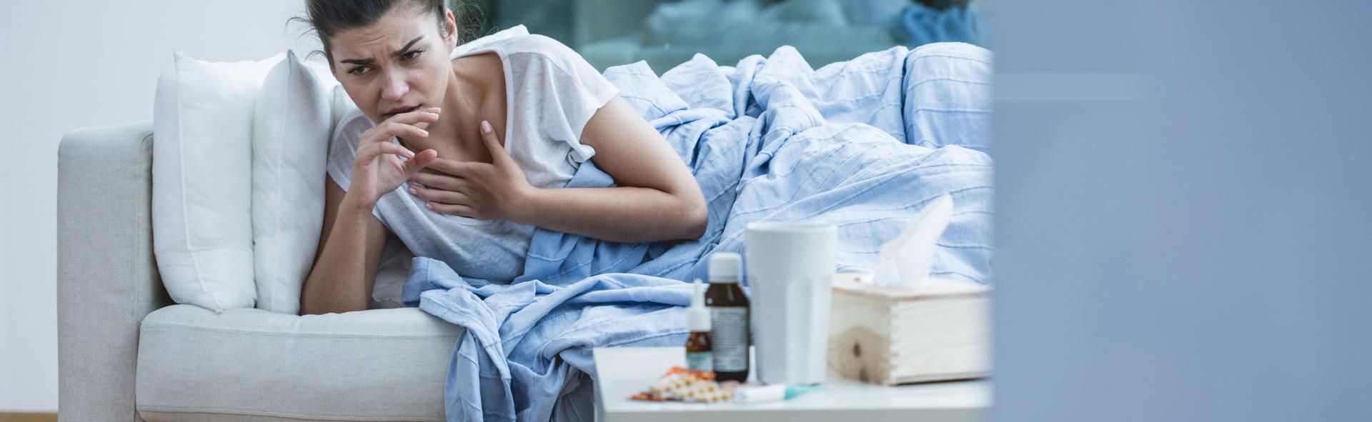 Suchy kaszel to najczęstszy objaw grypy lub przeziębienia.