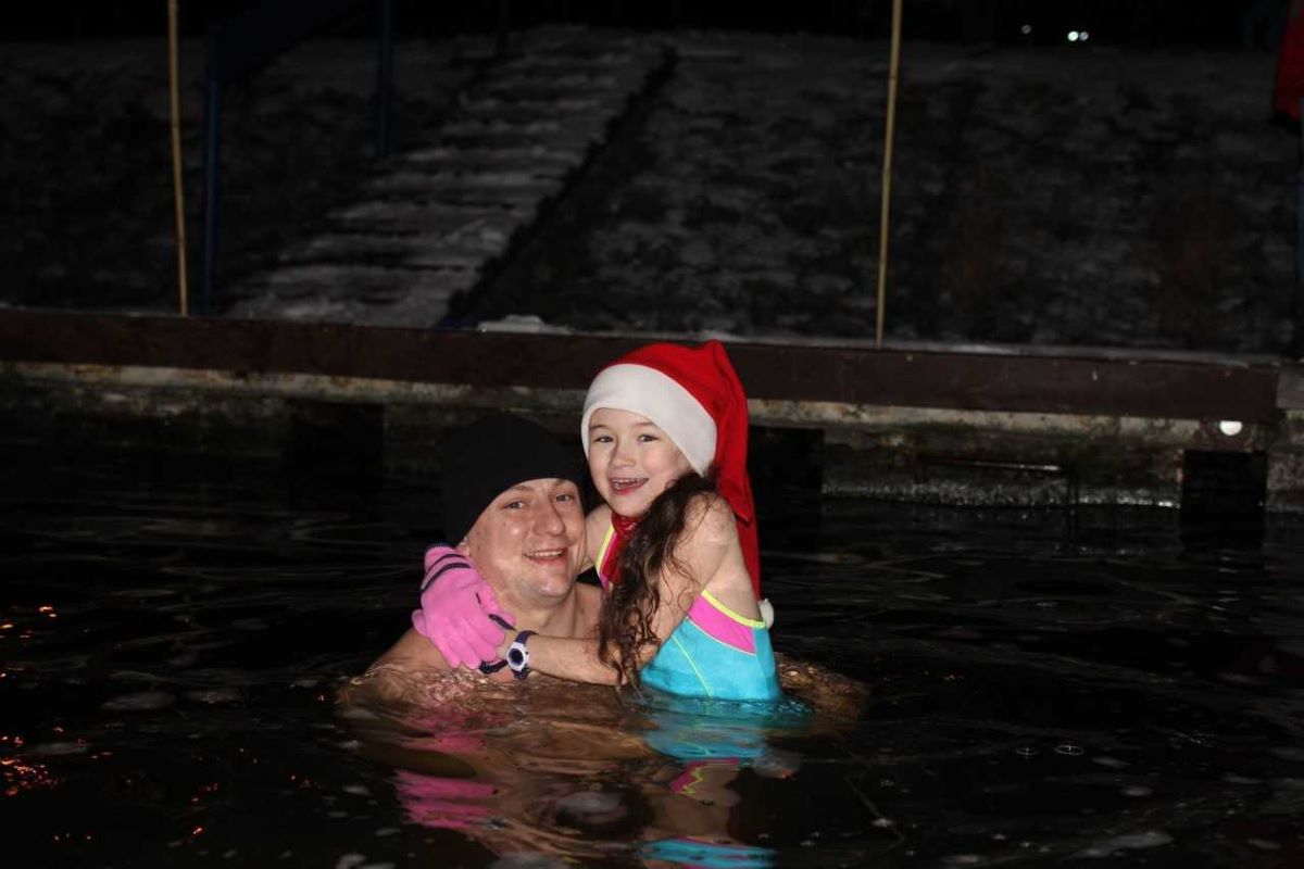 Kąpiel w zimnej wodzie budzi podziw kolegów Weroniki