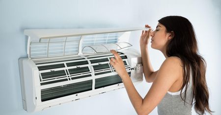 Zapalenie płuc latem. Lekarz wyjaśnia: to przez klimatyzację