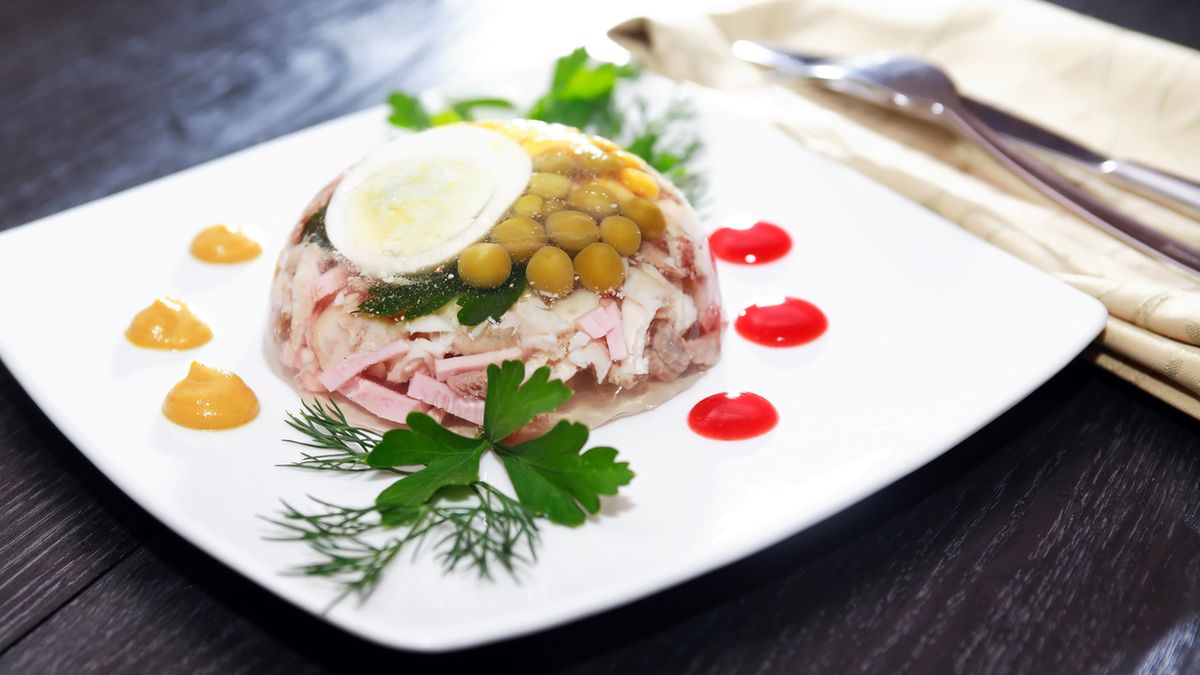 Szynka w galarecie to pomysł na smaczną przekąskę.