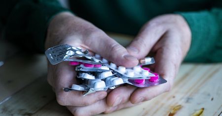 Skutki uboczne ibuprofenu. Żołądek może wysyłać znaki ostrzegawcze