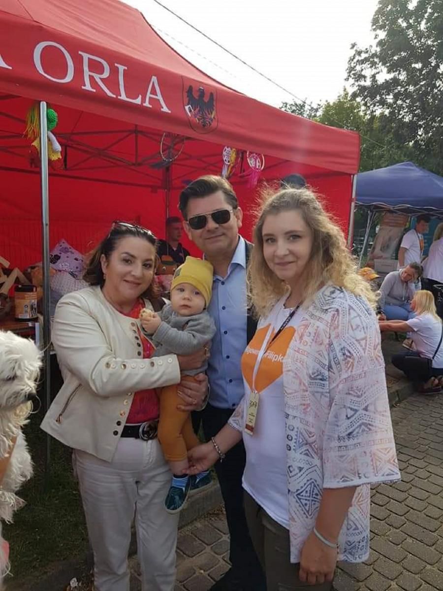 Zenon Martyniuk z Filipkiem i jego rodziną  