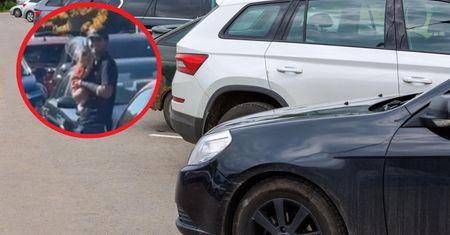 Rodzice pojechali na jazdę próbną. Kierownik komisu pokazał, co zrobili z dzieckiem