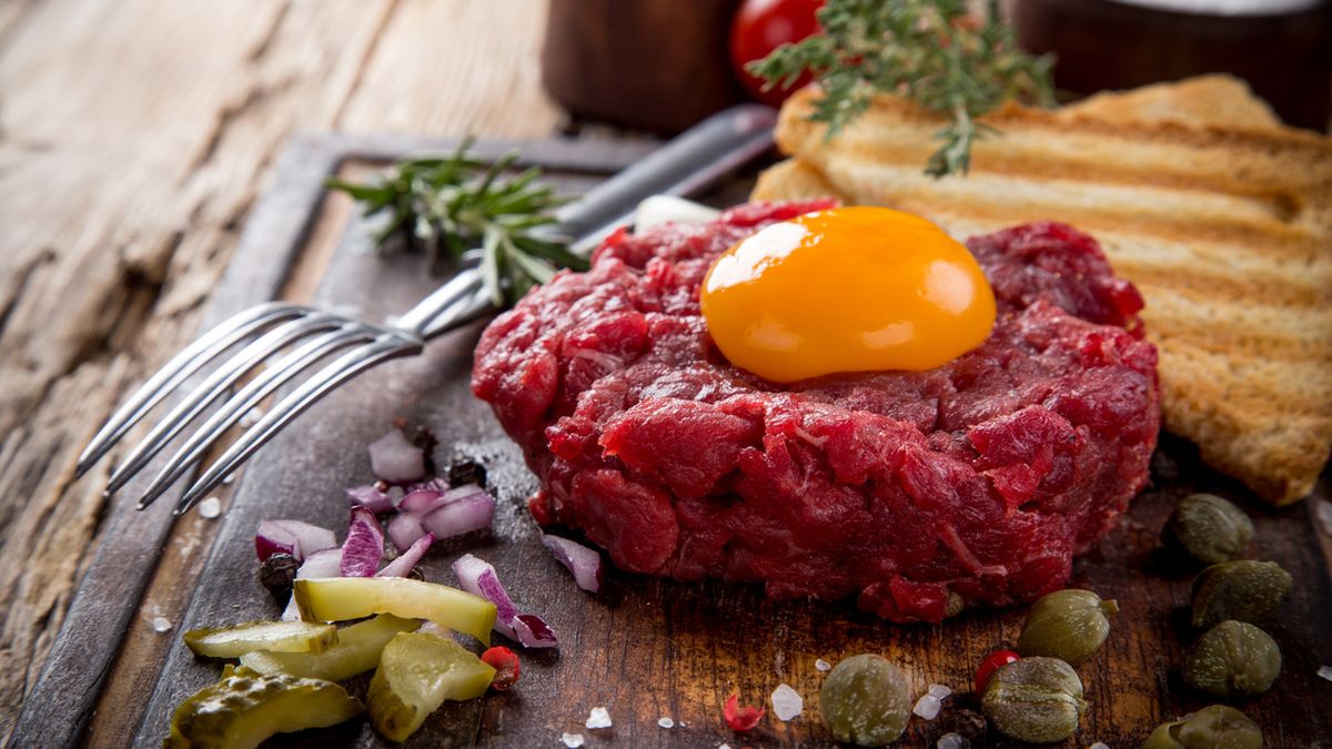 Tatar to popularna przystawka przyrządzana z siekanego, świeżego mięsa wołowego