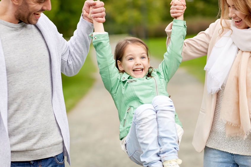Unoszenie dziecka za ręce przez dwoje rodziców powoduje urazy w obrębie obręczy barkowej 