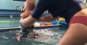 Wrzuciła niemowlę do basenu. Wstrząsające wideo oburzyło internautów