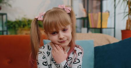 Wystarczy pocałunek i wspólny widelec. Tak przenosi się groźna choroba