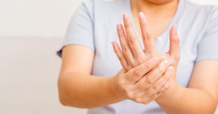 Drętwienie rąk. Zobacz jakie są przyczyny