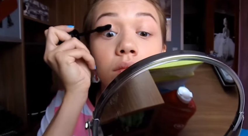 W filmikach dziewczynki i nastolatki pokazują też zawartość swoich kosmetyczek