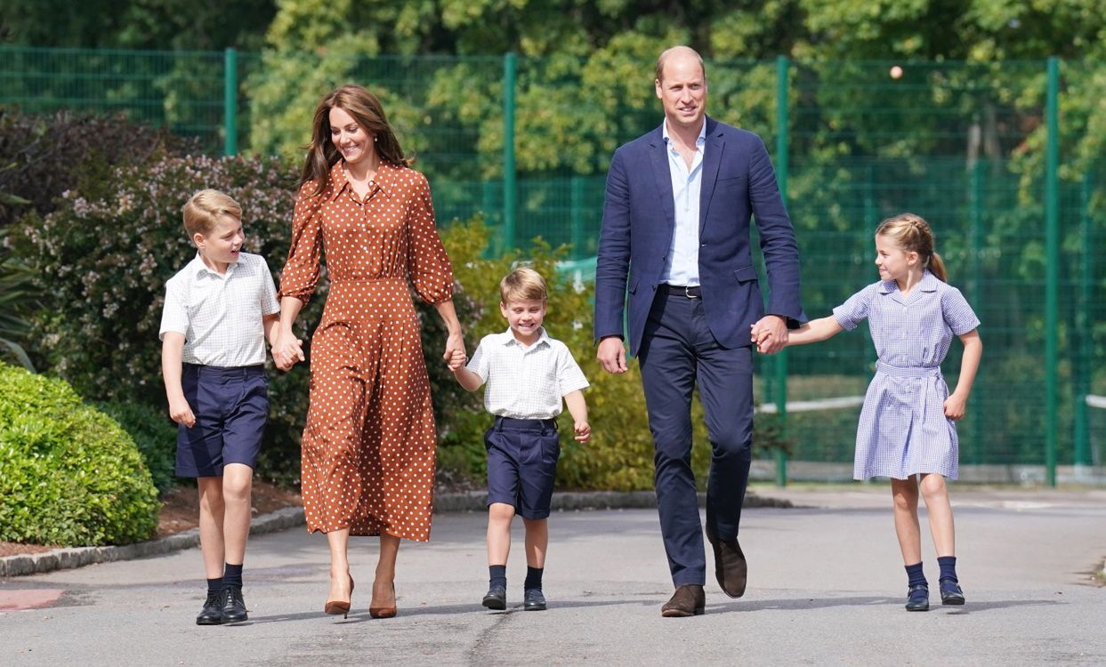 George, Charlotte i Louis wraz z rodzicami Księciem Williamem i Księżną Kate
